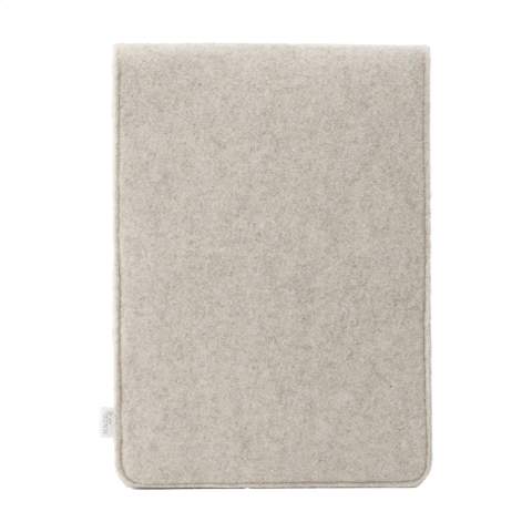 Een eenvoudige maar stijlvolle 16 inch laptop sleeve gemaakt van gerecycled wolvilt en vegan leer. Een product van het merk MADE out of. Het wolvilt is vervaardigd uit 50% gerecycled materiaal, 30% wol en 20% PE. De sleeve heeft een overslag met drukknoopsluiting en is voorzien van 2 insteekvakken aan de voorzijde. Deze zijn gemaakt van mooi vegan leer dat gemaakt is van gerecycled appelpulp. Het heeft de look and feel van echt leer en ze geven de sleeve een luxe uitstraling. Geschikt voor het opbergen en veilig vervoeren van een laptop tot 16 inch. Dit topproduct is handgemaakt. Dutch design. Made in Holland.