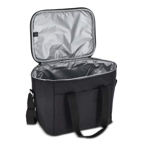 Sac isotherme spacieux, élégant et sportif en tissu rPET vert. Beaux détails en beige et noir. Pratique, il est doté d'une poignée et d'une bandoulière réglable.