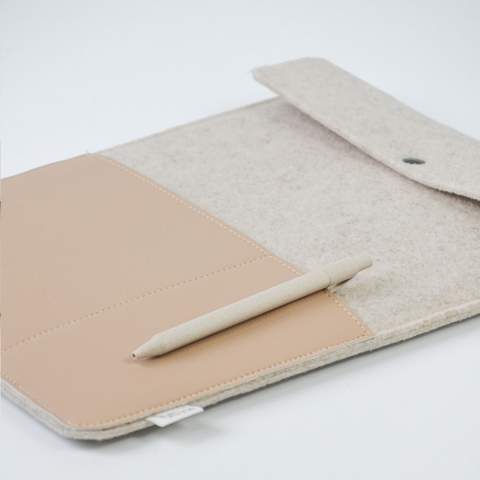 Een eenvoudige maar stijlvolle 16 inch laptop sleeve gemaakt van gerecycled wolvilt en vegan leer. Een product van het merk MADE out of. Het wolvilt is vervaardigd uit 50% gerecycled materiaal, 30% wol en 20% PE. De sleeve heeft een overslag met drukknoopsluiting en is voorzien van 2 insteekvakken aan de voorzijde. Deze zijn gemaakt van mooi vegan leer dat gemaakt is van gerecycled appelpulp. Het heeft de look and feel van echt leer en ze geven de sleeve een luxe uitstraling. Geschikt voor het opbergen en veilig vervoeren van een laptop tot 16 inch. Dit topproduct is handgemaakt. Dutch design. Made in Holland.