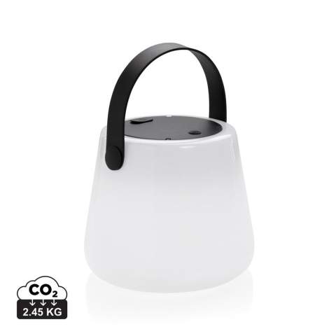 Lampe de table à LED en ABS recyclé certifié RCS, avec une batterie de 1200 mAh et panneau solaire. Contenu recyclé total : 71% sur la base du poids total de l'article. La certification RCS garantit une chaîne d'approvisionnement entièrement certifiée pour les matériaux recyclés.  Il suffit de la recharger via votre prise USB et le port de type C intégré. Câble de charge de 80 cm inclus. Temps de charge par câble : 3 heures. 10 heures en plein soleil permettent de travailler pendant 3 à 4 heures. Durée de fonctionnement à pleine charge : 20 heures. Étanchéité IPX 4.<br /><br />Lightsource: LED<br />LightsourceQty: 1<br />PVC free: true