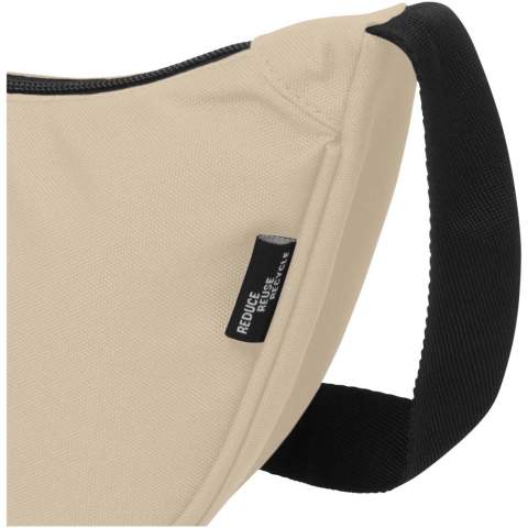 Sac banane tendance et déperlant en polyester recyclé. Il est doté d'un compartiment principal de taille convenable avec une poche zippée à l'intérieur pour ranger en toute sécurité les gadgets de tous les jours et les objets de valeur. Avec ses bretelles réglables de haute qualité, le sac banane Byron est un sac parfait pour un usage quotidien. Sans PVC. 