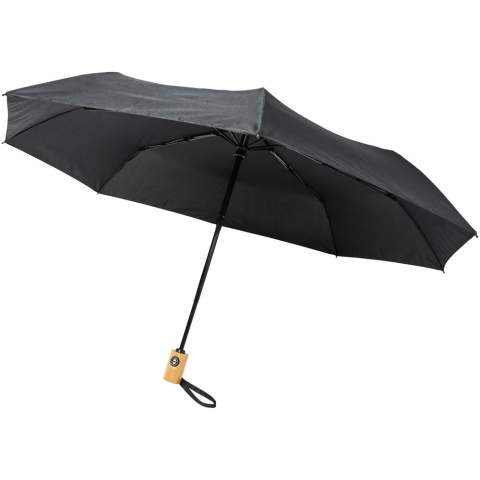 Automatische opvouwbare paraplu met een gerecyclede PET pongee polyester doek. Stevige metalen schacht en een hoogwaardig frame met glasvezel baleinen, die maximale flexibiliteit bieden bij winderige omstandigheden. Wordt geleverd met een hoesje en past gemakkelijk in een handtas of rugzak voor eenvoudig meenemen. Samen met het houten handvat en de gerecyclede PET pongee polyester doek is het een duurzamere keuze. Verkrijgbaar in een breed scala aan eigentijdse kleuren met een groot decoratieoppervlak op elk van de panelen.