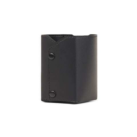 Améliorez votre espace de travail avec le porte-stylos Timo et découvrez le mélange parfait de praticité et de sophistication. Fabriqué avec soin en polyester recyclé RCS. Chaque coin est doté d'un bouton de pression. Lorsque les coins sont boutonnés ensemble, il se transforme en un porte-stylo pratique. Avec des dimensions de L : 7 cm x l : 7 cm x H : 10 cm lorsqu'il est plié, il est parfait pour organiser les éléments essentiels de votre bureau. Les coutures détaillées ajoutent une touche de raffinement. Certifié par RCS (Recycled Claim Standard), la certification RCS garantit que l'ensemble de la chaîne d'approvisionnement en matériaux recyclés est certifiée. Le contenu recyclé total est basé sur le poids total du produit. Ce produit contient 33 % de PU RCS.