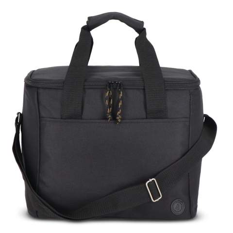 Sac isotherme spacieux, élégant et sportif en tissu rPET vert. Beaux détails en beige et noir. Pratique, il est doté d'une poignée et d'une bandoulière réglable.