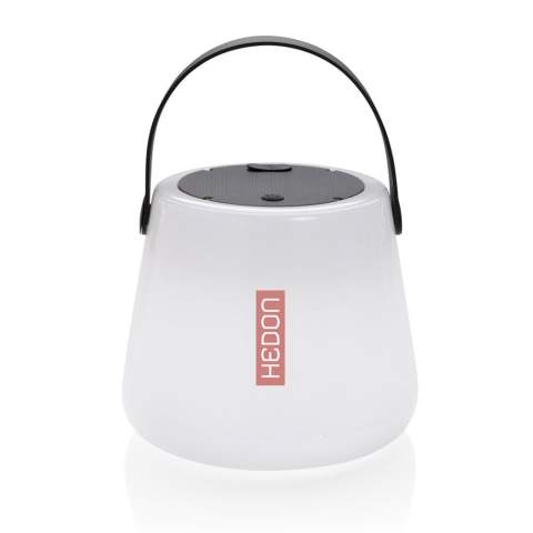 Lampe de table à LED en ABS recyclé certifié RCS, avec une batterie de 1200 mAh et panneau solaire. Contenu recyclé total : 71% sur la base du poids total de l'article. La certification RCS garantit une chaîne d'approvisionnement entièrement certifiée pour les matériaux recyclés.  Il suffit de la recharger via votre prise USB et le port de type C intégré. Câble de charge de 80 cm inclus. Temps de charge par câble : 3 heures. 10 heures en plein soleil permettent de travailler pendant 3 à 4 heures. Durée de fonctionnement à pleine charge : 20 heures. Étanchéité IPX 4.<br /><br />Lightsource: LED<br />LightsourceQty: 1<br />PVC free: true