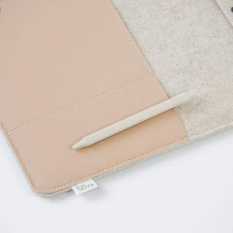 Een eenvoudige maar stijlvolle 16 inch laptop sleeve gemaakt van gerecycled wolvilt en vegan leer. Een product van het merk MADE out of. Het wolvilt is vervaardigd uit 50% gerecycled materiaal, 30% wol en 20% PE. De sleeve heeft een overslag met drukknoopsluiting en is voorzien van 2 insteekvakken aan de voorzijde. Deze zijn gemaakt van mooi vegan leer dat gemaakt is van gerecycled appelpulp. Het heeft de look and feel van echt leer en ze geven de sleeve een luxe uitstraling. Geschikt voor het opbergen en veilig vervoeren van een laptop tot 16 inch. Dit topproduct is handgemaakt. Dutch design. Made in Holland.