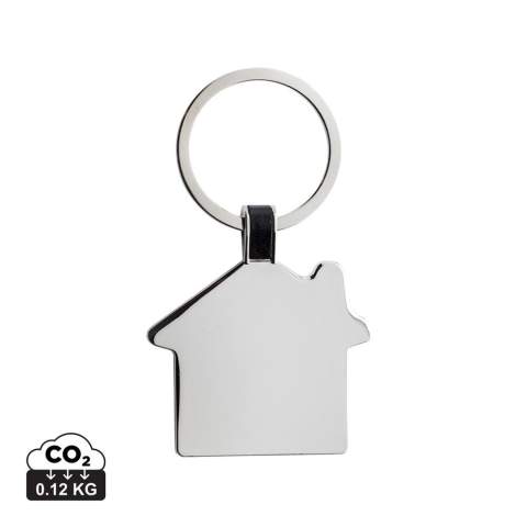 Huisvormige sleutelhanger gemaakt van RCS gerecycled zinc alloy. Totaal gerecycled materiaal: 84% op basis van het totale gewicht van het item. RCS-certificering zorgt voor een volledig gecertificeerde toeleveringsketen van de gerecyclede materialen. Verpakt in papieren zak