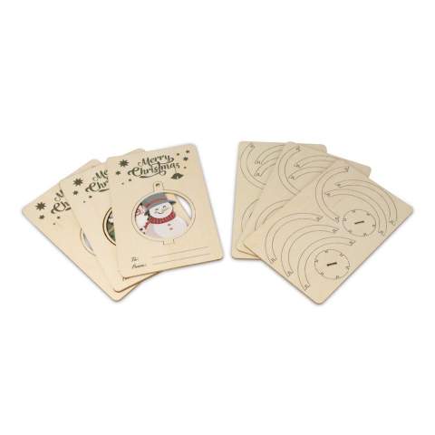 Schmücken Sie Ihren Weihnachtsbaum mit diesen lustigen FSC-zertifizierten Holzornamenten, die Sie selbst zusammensetzen können. Ein Riesenspaß, den Kinder lieben werden. Das Set besteht aus 3 Ornamenten mit einem lustigen Weihnachtsmotiv. Sie können die Ornamente mit der mitgelieferten Schnur einfach in den Baum hängen. Das Set ist in einem Geschenkkarton verpackt. Wenn Sie also Ihrem Baum dieses Jahr eine fröhliche Note verleihen wollen...
