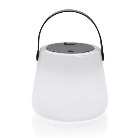 Lampe de table à LED en ABS recyclé certifié RCS, avec une batterie de 1200 mAh et panneau solaire. Contenu recyclé total : 71% sur la base du poids total de l'article. La certification RCS garantit une chaîne d'approvisionnement entièrement certifiée pour les matériaux recyclés.  Il suffit de la recharger via votre prise USB et le port de type C intégré. Câble de charge de 80 cm inclus. Temps de charge par câble : 3 heures. 10 heures en plein soleil permettent de travailler pendant 3 à 4 heures. Durée de fonctionnement à pleine charge : 20 heures. Étanchéité IPX 4.<br /><br />Lightsource: LED<br />LightsourceQty: 1<br />PVC free: true