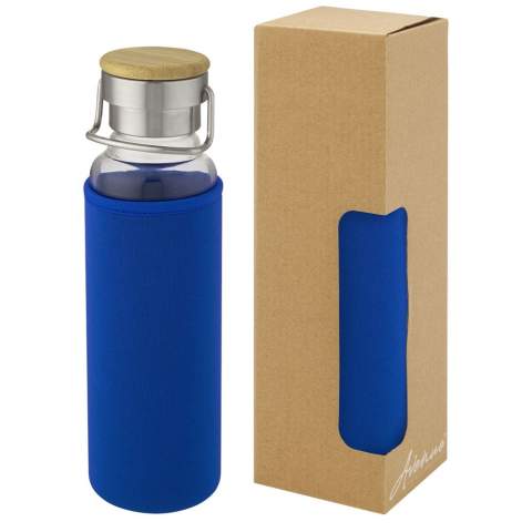 Single-walled borosilicate glass bottle with neoprene protective sleeve. Features a screw-on lid with bamboo top, as well as a handle for easy carrying. The bottle is made from 100% durable borosilicate glass which conserves the freshness of the beverage, and it does not contain any harmful chemicals. BPA-free, tested and approved under German Food Safe Legislation (LFGB). Tested and approved for phthalates content according to REACH regulations. The bamboo used is from sustainable, environmentally and socially responsible sources. Volume capacity is 660 ml. By removing the neoprene sleeve and lid the bottle is dishwasher safe. Presented in a recycled cardboard gift box.
