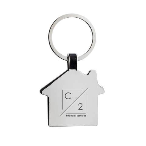 Huisvormige sleutelhanger gemaakt van RCS gerecycled zinc alloy. Totaal gerecycled materiaal: 84% op basis van het totale gewicht van het item. RCS-certificering zorgt voor een volledig gecertificeerde toeleveringsketen van de gerecyclede materialen. Verpakt in papieren zak