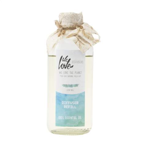 Der Diffuser Spiritual Spa der Marke 'We Love The Planet' besteht aus einer Kombination von verschiedenen 100% ätherischen Ölen, die zusammen ein intensives Dufterlebnis schaffen. Spiritual Spa ist ein beliebter Duft. Dieses entspannende und erfrischende Duftöl duftet nach Eukalyptus, Minze, Lavendel und Rosmarin. Durch den Zusatz von Teebaum und Basilikum hat das Öl eine neutralisierende Wirkung. Wenn Sie diesen Duft in Ihrem Zuhause verwenden, wähnen Sie sich wirklich in der Sauna. Die durchschnittliche Nutzungsdauer dieses Diffusers liegt bei normalem Gebrauch mit 2–3 Stäbchen zwischen 16 und 20 Wochen. Dieses Set besteht aus einer 200-ml-Flasche Duftöl, einer Vase aus recyceltem Glas (Höhe 16 cm) und 2 Bündeln großer Kajutezweige. Das Öl enthält weder synthetische Duftstoffe noch Alkohol oder Lösungsmittel. Pro Set in einer recycelten Kraft-Geschenkbox mit Banderole.  Die Holz-Duftstäbchen werden aus gewaschenem und getrocknetem Schilf (Sida Rhombifolia Linn genannt) hergestellt. Diese Kajutezweige wachsen wild in der Natur und werden von Hand gepflückt. Diese Stäbchen sind unglaublich wichtig für das Dufterlebnis. Da sie innen hohl sind, leiten sie den Duft viel besser als 'normale' Duftstäbchen.