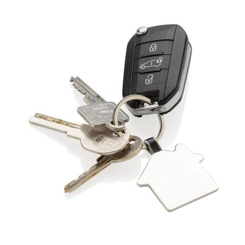 Huisvormige sleutelhanger gemaakt van RCS gerecycled zinc alloy. Totaal gerecycled materiaal: 84% op basis van het totale gewicht van het item. RCS-certificering zorgt voor een volledig gecertificeerde toeleveringsketen van de gerecyclede materialen. Verpakt in papieren zak
