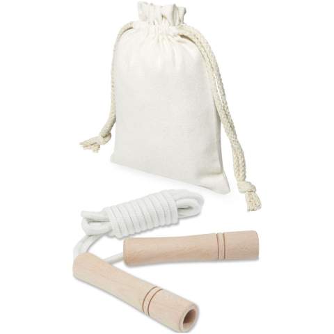 Combinez plaisir et exercice avec cette corde à sauter pour adultes. La corde est en coton et les poignées sont en bois de hêtre. La longueur de la corde est de 310 cm ce qui permet aux adultes mesurant jusqu'à 195 cm de sauter facilement. Les poignées (12 x 2,5 cm) ont une forme ergonomique pour une prise en main confortable. Livrée avec une pochette de rangement en coton (18 x 13 cm). La gravure au laser est recommandée comme option de marquage durable.