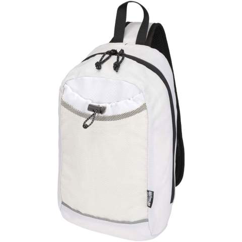 De Nomad hydratatie-crossbodytas is gemaakt van GRS-gecertificeerd gerecycled ripstopmateriaal met een waterafstotende afwerking, GRS-gecertificeerde RPET-voering en reflecterende elementen. Hij is ontworpen voor snelle wandelingen, trailruns, festivals of andere activiteiten waarbij je water en essentiële spullen moet meenemen zonder extra gewicht. De tas heeft een hoofdvak met ritssluiting en een binnenvak voor een hoes, een voorvak van mesh met een elastisch trekkoord om een waterfles veilig in op te bergen en een groot vak met snelle toegang op de achterkant voor je telefoon of andere kleine spullen. De verstelbare riem en ademende achterkant van mesh zorgen voor draagcomfort. Inhoud: 6 liter.
