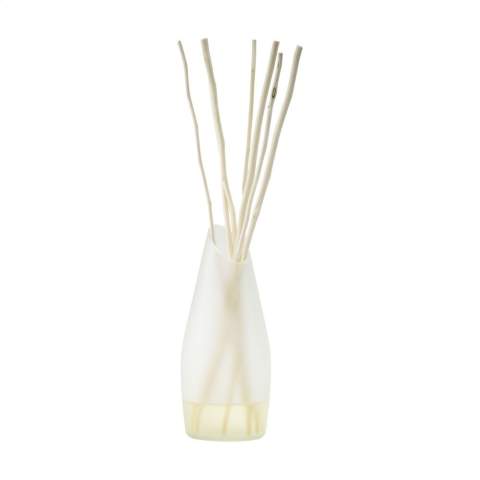 Der Diffuser Spiritual Spa der Marke 'We Love The Planet' besteht aus einer Kombination von verschiedenen 100% ätherischen Ölen, die zusammen ein intensives Dufterlebnis schaffen. Spiritual Spa ist ein beliebter Duft. Dieses entspannende und erfrischende Duftöl duftet nach Eukalyptus, Minze, Lavendel und Rosmarin. Durch den Zusatz von Teebaum und Basilikum hat das Öl eine neutralisierende Wirkung. Wenn Sie diesen Duft in Ihrem Zuhause verwenden, wähnen Sie sich wirklich in der Sauna. Die durchschnittliche Nutzungsdauer dieses Diffusers liegt bei normalem Gebrauch mit 2–3 Stäbchen zwischen 16 und 20 Wochen. Dieses Set besteht aus einer 200-ml-Flasche Duftöl, einer Vase aus recyceltem Glas (Höhe 16 cm) und 2 Bündeln großer Kajutezweige. Das Öl enthält weder synthetische Duftstoffe noch Alkohol oder Lösungsmittel. Pro Set in einer recycelten Kraft-Geschenkbox mit Banderole.  Die Holz-Duftstäbchen werden aus gewaschenem und getrocknetem Schilf (Sida Rhombifolia Linn genannt) hergestellt. Diese Kajutezweige wachsen wild in der Natur und werden von Hand gepflückt. Diese Stäbchen sind unglaublich wichtig für das Dufterlebnis. Da sie innen hohl sind, leiten sie den Duft viel besser als 'normale' Duftstäbchen.