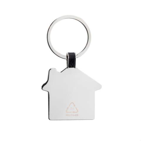 Huisvormige sleutelhanger gemaakt van RCS gerecycled zinc alloy. Totaal gerecycled materiaal: 84% op basis van het totale gewicht van het item. RCS-certificering zorgt voor een volledig gecertificeerde toeleveringsketen van de gerecyclede materialen. Verpakt in papieren zak