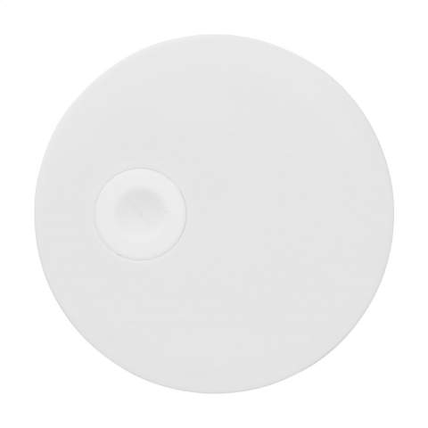 WoW! Grand gobelet à double paroi en acier inoxydable recyclé avec paille. Ce gobelet remarquable et robuste est doté d'une grande poignée en plastique et d'un couvercle à visser avec une ouverture pour la paille en plastique incluse. Ce grand mug permet de conserver les boissons à température plus longtemps. Convient aux boissons froides et chaudes. Sans paille, la température n'est pas perdue grâce au joint en silicone du couvercle. Ce mug peut être emporté partout. Idéale pour la salle de sport ou le bureau. Grâce à son fond conique et étroit, la tasse s'adapte à presque tous les porte-gobelets, ce qui la rend parfaite pour les déplacements. Ne passe pas au lave-vaisselle. Certifié RCS. Matière recyclée totale : 75%. Capacité 900 ml. Chaque article est fourni dans une boite individuelle en papier kraft marron.