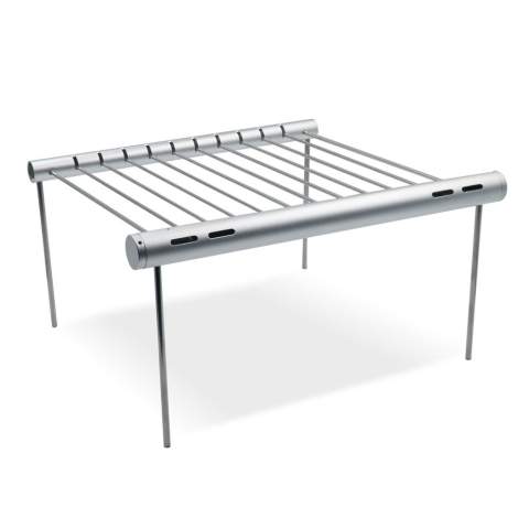 Lichtgewicht draagbare barbecue in een buis, eenvoudig weg te stoppen in een rugzak voor een meerdaagse hike of voor een picknick in het park. Alle onderdelen passen in een buis en de barbecue kan zonder gereedschap opgezet worden. Wordt geleverd in een geschenkverpakking met handleiding.