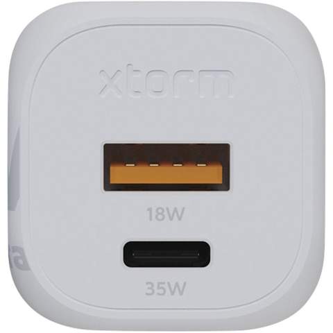 Das 35-W-GaN²-Ultra-Wandladegerät ist kompakter und leistungsstärker als je zuvor. Mit seinem kompakten Design und seiner Dual-Port-Funktionalität ist dieses Wandladegerät perfekt für Ihre Reisen, Ihr Büro oder Ihr Zuhause. Um Abfall zu vermeiden und einen Beitrag zu einer nachhaltigeren Zukunft zu leisten, besteht das Ladegerät zu 97 % aus recyceltem Kunststoff. Output: 1 USB-C 35 W Stromversorgung und 1 USB-A 18 W Schnellladung 3.0. Wird mit einem Benutzerhandbuch geliefert.