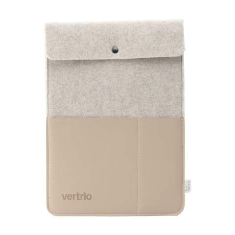 Een eenvoudige maar stijlvolle 16 inch laptop sleeve gemaakt van gerecycled wolvilt en vegan leer. Een product van het merk MADE out of. Het wolvilt is vervaardigd uit 50% gerecycled materiaal, 30% wol en 20% PE. De sleeve heeft een overslag met drukknoopsluiting en is voorzien van 2 insteekvakken aan de voorzijde. Deze zijn gemaakt van mooi vegan leer dat gemaakt is van gerecycled appelpulp. Het heeft de look and feel van echt leer en ze geven de sleeve een luxe uitstraling. Geschikt voor het opbergen en veilig vervoeren van een laptop tot 16 inch. Dit topproduct is handgemaakt. Dutch design. Made in Holland.