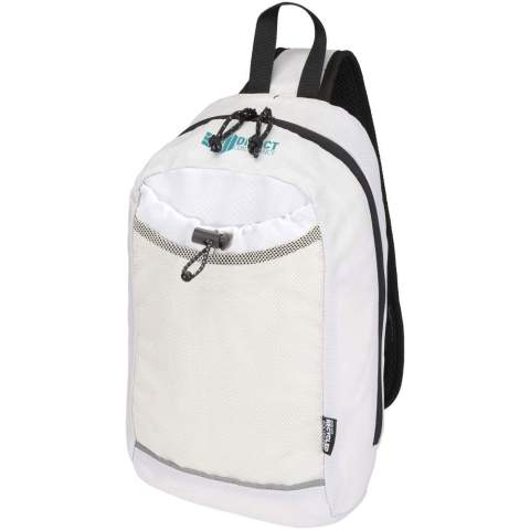 De Nomad hydratatie-crossbodytas is gemaakt van GRS-gecertificeerd gerecycled ripstopmateriaal met een waterafstotende afwerking, GRS-gecertificeerde RPET-voering en reflecterende elementen. Hij is ontworpen voor snelle wandelingen, trailruns, festivals of andere activiteiten waarbij je water en essentiële spullen moet meenemen zonder extra gewicht. De tas heeft een hoofdvak met ritssluiting en een binnenvak voor een hoes, een voorvak van mesh met een elastisch trekkoord om een waterfles veilig in op te bergen en een groot vak met snelle toegang op de achterkant voor je telefoon of andere kleine spullen. De verstelbare riem en ademende achterkant van mesh zorgen voor draagcomfort. Inhoud: 6 liter.