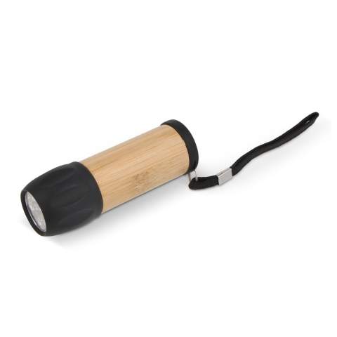 Entdecken Sie umweltfreundliche Beleuchtung mit unserer Taschenlampe! Hergestellt aus nachhaltigem R-ABS und Bambus, ist sie eine gute Wahl für Outdoor-Abenteuer und den Planeten. Machen Sie sich bereit, Ihren Weg verantwortungsvoll und stilvoll zu beleuchten.