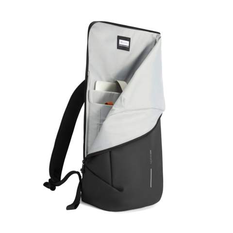 Erleben Sie mit dem Urban Rucksack ein vielseitiges, wetterfestes Design und verbesserte Sicherheit. Sein einzigartiges L-förmiges, weit zu öffnendes Hauptfach mit erweiterbarem Fach und reichlich Platz für einen 16"-Laptop bietet mühelosen Zugriff auf Ihre wichtigsten Utensilien. Das diebstahlsichere Design in Verbindung mit einem selbstverriegelnden Metallreißverschluss sorgt dafür, dass Ihre Sachen sicher bleiben. Ein zusätzliches Fach auf der Rückseite und ein spezielles Fach für eine Wasserflasche machen diesen Rucksack zu einem idealen Begleiter für den urbanen Entdecker. Dieser Rucksack ist nicht nur wasserabweisend, sondern auch strapazierfähig und stilvoll. Er ist aus Aware™ rückverfolgbarem, recyceltem Polyester gefertigt und mit einer Soft-Touch-PU-Beschichtung versehen - perfekt für jede Gelegenheit. 17% recycelter Inhalt. Eingetragenes Design®.<br /><br />FitsLaptopTabletSizeInches: 16.0<br />PVC free: true