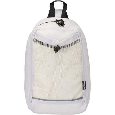De Nomad hydratatie-crossbodytas is gemaakt van GRS-gecertificeerd gerecycled ripstopmateriaal met een waterafstotende afwerking, GRS-gecertificeerde RPET-voering en reflecterende elementen. Hij is ontworpen voor snelle wandelingen, trailruns, festivals of andere activiteiten waarbij je water en essentiële spullen moet meenemen zonder extra gewicht. De tas heeft een hoofdvak met ritssluiting en een binnenvak voor een hoes, een voorvak van mesh met een elastisch trekkoord om een waterfles veilig in op te bergen en een groot vak met snelle toegang op de achterkant voor je telefoon of andere kleine spullen. De verstelbare riem en ademende achterkant van mesh zorgen voor draagcomfort. Inhoud: 6 liter.