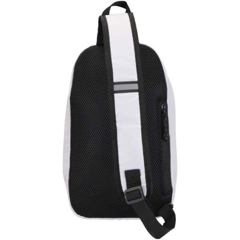 De Nomad hydratatie-crossbodytas is gemaakt van GRS-gecertificeerd gerecycled ripstopmateriaal met een waterafstotende afwerking, GRS-gecertificeerde RPET-voering en reflecterende elementen. Hij is ontworpen voor snelle wandelingen, trailruns, festivals of andere activiteiten waarbij je water en essentiële spullen moet meenemen zonder extra gewicht. De tas heeft een hoofdvak met ritssluiting en een binnenvak voor een hoes, een voorvak van mesh met een elastisch trekkoord om een waterfles veilig in op te bergen en een groot vak met snelle toegang op de achterkant voor je telefoon of andere kleine spullen. De verstelbare riem en ademende achterkant van mesh zorgen voor draagcomfort. Inhoud: 6 liter.