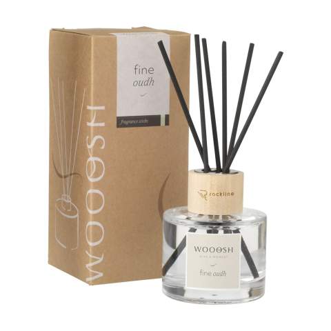 Un flacon de parfum décoratif en verre avec une touche de bois de la marque Wooosh. Ce flacon est rempli d’huile de parfum de Fine Oudh raffiné merveilleusement parfumée. Le parfum est absorbé en plaçant les bâtonnets dans le flacon de parfum et l'huile s'évapore progressivement. L’air s'emplit d’un arôme doux, boisé, fumé et mystérieux. Le bois d'oud est une essence de bois fascinante et précieuse. Dans la culture arabe et japonaise, l’oud possède une dimension spirituelle particulière dans de nombreux rituels. Ce parfum est associé à la séduction mais aussi au confort et à la protection. L'intensité de ce parfum peut être ajustée en plaçant plus ou moins de bâtonnets dans le flacon. Ce flacon est rempli de 75 ml d'huile de parfum et est livré avec 6 mini bâtonnets et une notice d'utilisation. Par pièce dans une Wooosh boîte cadeau luxueuse.