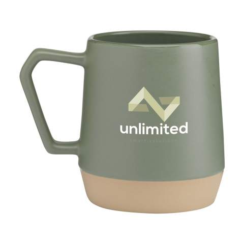 Mug avec anse, fabriqué en céramique de haute qualité et 5% de céramique recyclée. L'intérieur est recouverts d'une finition brillante. La partie inférieure de la tasse n'est pas émaillée et montre la céramique naturelle non traitée. Les variations naturelles de l'argile confèrent à ce mug un caractère unique. Passe au lave-vaisselle. Capacité 330 ml. NOTE : Le mug blanc ne peut pas être doté d'une gravure laser car elle n'est pas suffisamment visible.    Les mugs en céramique recyclée sont fabriqués en mélangeant des matières premières avec des fragments de mugs cassés ou inutilisables collectés dans la même usine. Ces composants mis au rebut sont finement broyés en poudre puis mélangés à des matières de base telles que le kaolin et le quartz avant d'être transformés en de nouveaux produits en céramique. Le produit final est généralement constitué de 5 à 10% de céramique recyclée pour garantir une qualité optimale. L'utilisation de céramiques recyclées favorise l'économie circulaire et réduit le besoin de nouvelles matières premières.