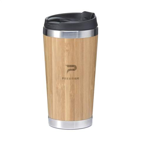 Gobelet isotherme à double paroi, en acier inoxydable et extérieur en bambou. Comprend un couvercle à vis, une ouverture à clic et une base antidérapante. Ne passe pas au lave-vaisselle. Capacité 450 ml. Chaque article est fourni dans une boite individuelle en papier kraft marron.