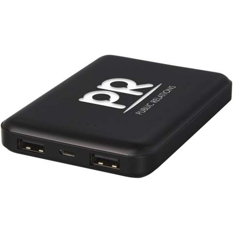 Platte en duurzame powerbank met een 5000 mAh polymeerbatterij. Kan met een laser worden gegraveerd op het voorpaneel, waardoor het logo oplicht wanneer de powerbank wordt ingeschakeld of wordt gebruikt. Uitgang: 5 V/2A. Ingang: 5 V/2A. Geen accessoirekabel meegeleverd vanwege duurzaamheidsdoeleinden.