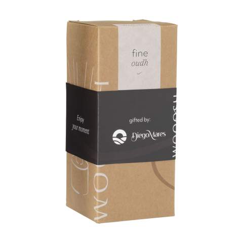 Un flacon de parfum décoratif en verre avec une touche de bois de la marque Wooosh. Ce flacon est rempli d’huile de parfum de Fine Oudh raffiné merveilleusement parfumée. Le parfum est absorbé en plaçant les bâtonnets dans le flacon de parfum et l'huile s'évapore progressivement. L’air s'emplit d’un arôme doux, boisé, fumé et mystérieux. Le bois d'oud est une essence de bois fascinante et précieuse. Dans la culture arabe et japonaise, l’oud possède une dimension spirituelle particulière dans de nombreux rituels. Ce parfum est associé à la séduction mais aussi au confort et à la protection. L'intensité de ce parfum peut être ajustée en plaçant plus ou moins de bâtonnets dans le flacon. Ce flacon est rempli de 75 ml d'huile de parfum et est livré avec 6 mini bâtonnets et une notice d'utilisation. Par pièce dans une Wooosh boîte cadeau luxueuse.