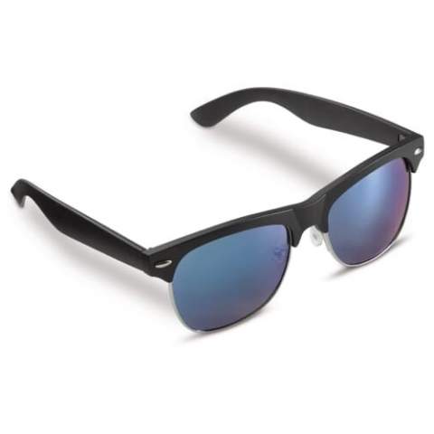 Hippe zonnebril met UV400 bescherming.