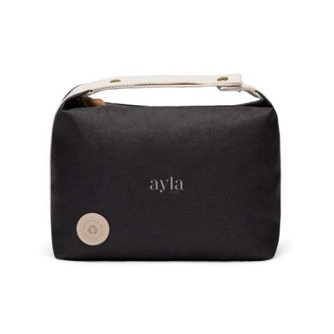 Cette trousse de toilette, à la fois simple et élégante fabriquée en polyester recyclé certifié RCS avec des détails contrastés, allie praticité et design raffiné. La poignée supérieure, sécurisée par un bouton pression, sert également de boucle de suspension. Une fermeture à glissière lisse sur le dessus permet d'accéder facilement au compartiment principal, tandis que la poche intérieure ouverte permet de ranger les objets essentiels. La certification RCS (Recycled Claim Standard) garantit que l'ensemble de la chaîne d'approvisionnement en matériaux recyclés est certifiée. Le contenu recyclé total est basé sur le poids total du produit.Ce produit contient 24 % de polyester recyclé certifié RCS.