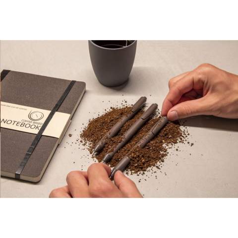 WoW! Ein Kugelschreiber aus Kaffeesatz. Nach dem Aufbrühen von Kaffee bleibt Kaffeesatz zurück. Dieser wird gesammelt und zu einem Material verarbeitet, aus dem neue Produkte hergestellt werden können. Dieser Kugelschreiber mit schönem Clip besteht zu aus Kaffeesatz und zu aus Kunststoff. Nach Wahl mit blauer oder schwarzer Tinte.