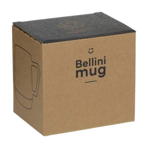 Mug avec anse, fabriqué en céramique de haute qualité et 5% de céramique recyclée. L'intérieur est recouverts d'une finition brillante. La partie inférieure de la tasse n'est pas émaillée et montre la céramique naturelle non traitée. Les variations naturelles de l'argile confèrent à ce mug un caractère unique. Passe au lave-vaisselle. Capacité 330 ml. NOTE : Le mug blanc ne peut pas être doté d'une gravure laser car elle n'est pas suffisamment visible.    Les mugs en céramique recyclée sont fabriqués en mélangeant des matières premières avec des fragments de mugs cassés ou inutilisables collectés dans la même usine. Ces composants mis au rebut sont finement broyés en poudre puis mélangés à des matières de base telles que le kaolin et le quartz avant d'être transformés en de nouveaux produits en céramique. Le produit final est généralement constitué de 5 à 10% de céramique recyclée pour garantir une qualité optimale. L'utilisation de céramiques recyclées favorise l'économie circulaire et réduit le besoin de nouvelles matières premières.