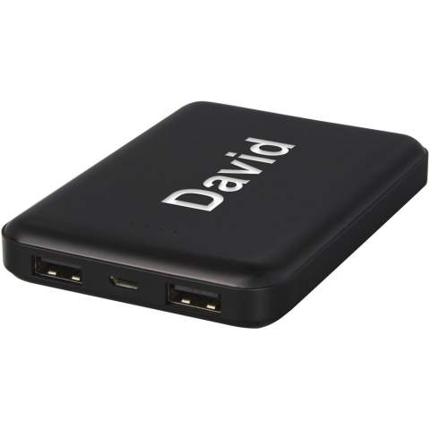 Platte en duurzame powerbank met een 5000 mAh polymeerbatterij. Kan met een laser worden gegraveerd op het voorpaneel, waardoor het logo oplicht wanneer de powerbank wordt ingeschakeld of wordt gebruikt. Uitgang: 5 V/2A. Ingang: 5 V/2A. Geen accessoirekabel meegeleverd vanwege duurzaamheidsdoeleinden.