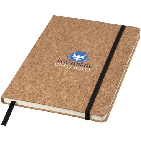 Een A5-formaat notitieboek met kurken omslag, zwart elastiek en bladwijzer. Bevat 80 bladen van 70 g/m2 lijntjespapier.