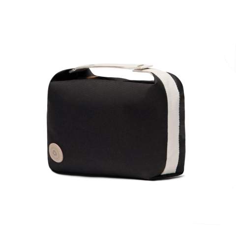 Cette trousse de toilette, à la fois simple et élégante fabriquée en polyester recyclé certifié RCS avec des détails contrastés, allie praticité et design raffiné. La poignée supérieure, sécurisée par un bouton pression, sert également de boucle de suspension. Une fermeture à glissière lisse sur le dessus permet d'accéder facilement au compartiment principal, tandis que la poche intérieure ouverte permet de ranger les objets essentiels. La certification RCS (Recycled Claim Standard) garantit que l'ensemble de la chaîne d'approvisionnement en matériaux recyclés est certifiée. Le contenu recyclé total est basé sur le poids total du produit.Ce produit contient 24 % de polyester recyclé certifié RCS.