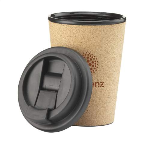 Wiederverwendbarer doppelwandiger Kaffeebecher. Mit einer Innenwand und einem Schraubdeckel mit Schnappverschluss aus PP-Kunststoff. Die Außenwand ist aus Naturkork gefertigt. Passt in den Standard-Trinkbehälter von Autos, was praktisch für unterwegs ist. Wiederverwendbar. BPA-frei und geeignet für Lebensmittel. Fassungsvermögen: 350 ml. Wird einzeln in einem Kraftkarton geliefert.