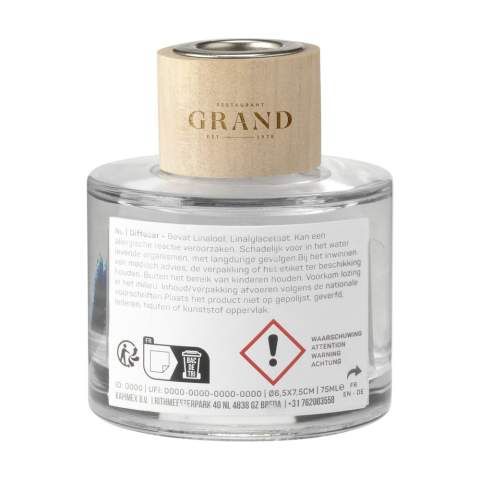 Un flacon de parfum décoratif en verre avec une touche de bois de la marque Wooosh. Ce flacon est rempli d’huile de parfum de Fine Oudh raffiné merveilleusement parfumée. Le parfum est absorbé en plaçant les bâtonnets dans le flacon de parfum et l'huile s'évapore progressivement. L’air s'emplit d’un arôme doux, boisé, fumé et mystérieux. Le bois d'oud est une essence de bois fascinante et précieuse. Dans la culture arabe et japonaise, l’oud possède une dimension spirituelle particulière dans de nombreux rituels. Ce parfum est associé à la séduction mais aussi au confort et à la protection. L'intensité de ce parfum peut être ajustée en plaçant plus ou moins de bâtonnets dans le flacon. Ce flacon est rempli de 75 ml d'huile de parfum et est livré avec 6 mini bâtonnets et une notice d'utilisation. Par pièce dans une Wooosh boîte cadeau luxueuse.