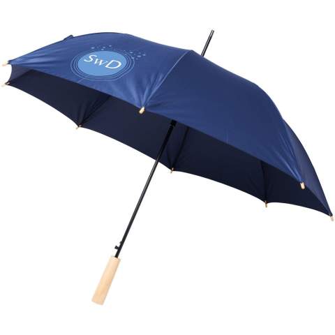 Automatische opvouwbare paraplu met een gerecyclede PET pongee polyester doek. Stevige metalen schacht en een hoogwaardig frame met glasvezel baleinen, die flexibiliteit bieden bij winderige omstandigheden. Samen met het houten handvat, de uiteinden en de gerecyclede PET pongee polyester doek is het een duurzamere keuze. Verkrijgbaar in een breed scala aan eigentijdse kleuren met een groot decoratieoppervlak op elk van de panelen.