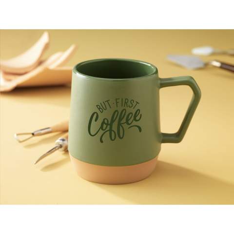 Mug avec anse, fabriqué en céramique de haute qualité et 5% de céramique recyclée. L'intérieur est recouverts d'une finition brillante. La partie inférieure de la tasse n'est pas émaillée et montre la céramique naturelle non traitée. Les variations naturelles de l'argile confèrent à ce mug un caractère unique. Passe au lave-vaisselle. Capacité 330 ml. NOTE : Le mug blanc ne peut pas être doté d'une gravure laser car elle n'est pas suffisamment visible.    Les mugs en céramique recyclée sont fabriqués en mélangeant des matières premières avec des fragments de mugs cassés ou inutilisables collectés dans la même usine. Ces composants mis au rebut sont finement broyés en poudre puis mélangés à des matières de base telles que le kaolin et le quartz avant d'être transformés en de nouveaux produits en céramique. Le produit final est généralement constitué de 5 à 10% de céramique recyclée pour garantir une qualité optimale. L'utilisation de céramiques recyclées favorise l'économie circulaire et réduit le besoin de nouvelles matières premières.