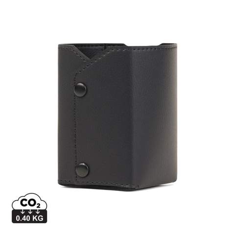 Améliorez votre espace de travail avec le porte-stylos Timo et découvrez le mélange parfait de praticité et de sophistication. Fabriqué avec soin en polyester recyclé RCS. Chaque coin est doté d'un bouton de pression. Lorsque les coins sont boutonnés ensemble, il se transforme en un porte-stylo pratique. Avec des dimensions de L : 7 cm x l : 7 cm x H : 10 cm lorsqu'il est plié, il est parfait pour organiser les éléments essentiels de votre bureau. Les coutures détaillées ajoutent une touche de raffinement. Certifié par RCS (Recycled Claim Standard), la certification RCS garantit que l'ensemble de la chaîne d'approvisionnement en matériaux recyclés est certifiée. Le contenu recyclé total est basé sur le poids total du produit. Ce produit contient 33 % de PU RCS.