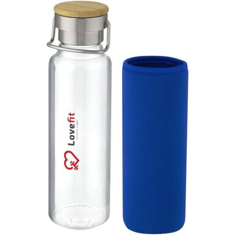 Single-walled borosilicate glass bottle with neoprene protective sleeve. Features a screw-on lid with bamboo top, as well as a handle for easy carrying. The bottle is made from 100% durable borosilicate glass which conserves the freshness of the beverage, and it does not contain any harmful chemicals. BPA-free, tested and approved under German Food Safe Legislation (LFGB). Tested and approved for phthalates content according to REACH regulations. The bamboo used is from sustainable, environmentally and socially responsible sources. Volume capacity is 660 ml. By removing the neoprene sleeve and lid the bottle is dishwasher safe. Presented in a recycled cardboard gift box.