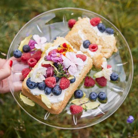 These plates (20cm) are made of acrylic plastic, but you have to look twice to realise it's not glass. The luxurious appearance of this unbreakable series not only comes into its own during your picnic, but can also be used during a BBQ in the garden or during your holiday. You always look good with these luxurious plates. Packed per 4 pieces.