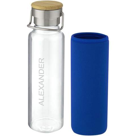 Single-walled borosilicate glass bottle with neoprene protective sleeve. Features a screw-on lid with bamboo top, as well as a handle for easy carrying. The bottle is made from 100% durable borosilicate glass which conserves the freshness of the beverage, and it does not contain any harmful chemicals. BPA-free, tested and approved under German Food Safe Legislation (LFGB). Tested and approved for phthalates content according to REACH regulations. The bamboo used is from sustainable, environmentally and socially responsible sources. Volume capacity is 660 ml. By removing the neoprene sleeve and lid the bottle is dishwasher safe. Presented in a recycled cardboard gift box.